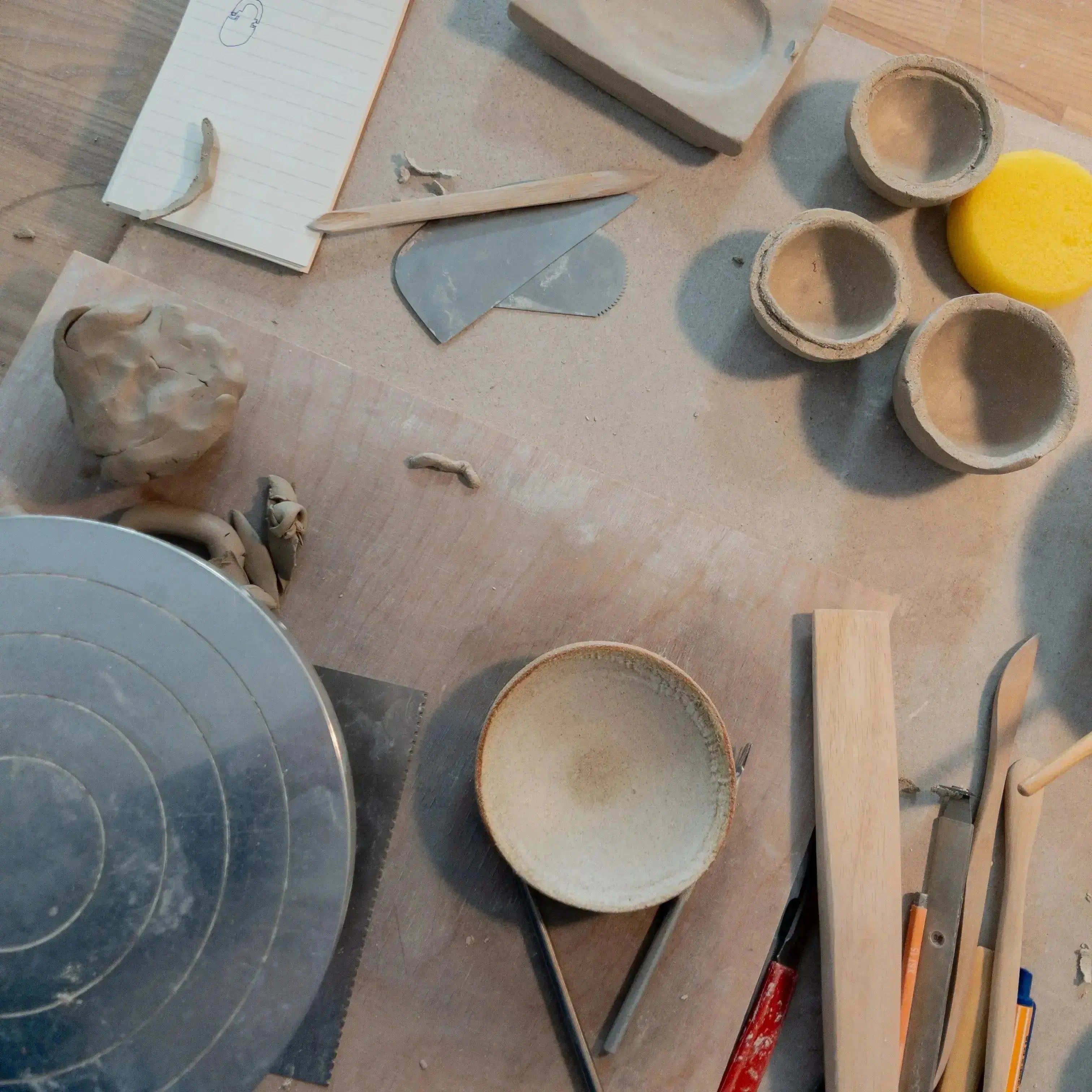 Handaufbau im Atelier von Ehren in Berlin