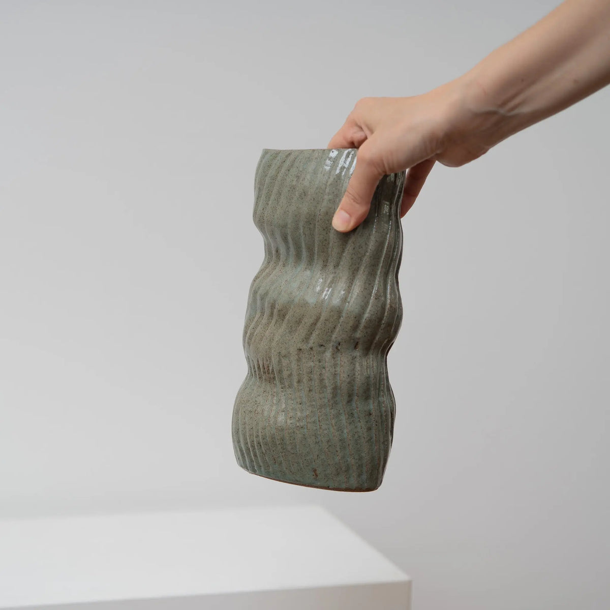 Blue Interval – ovale Keramikvase hellblau mit Wellen, Serie ROUND & ROUND, Atelier von Ehren Berlin
