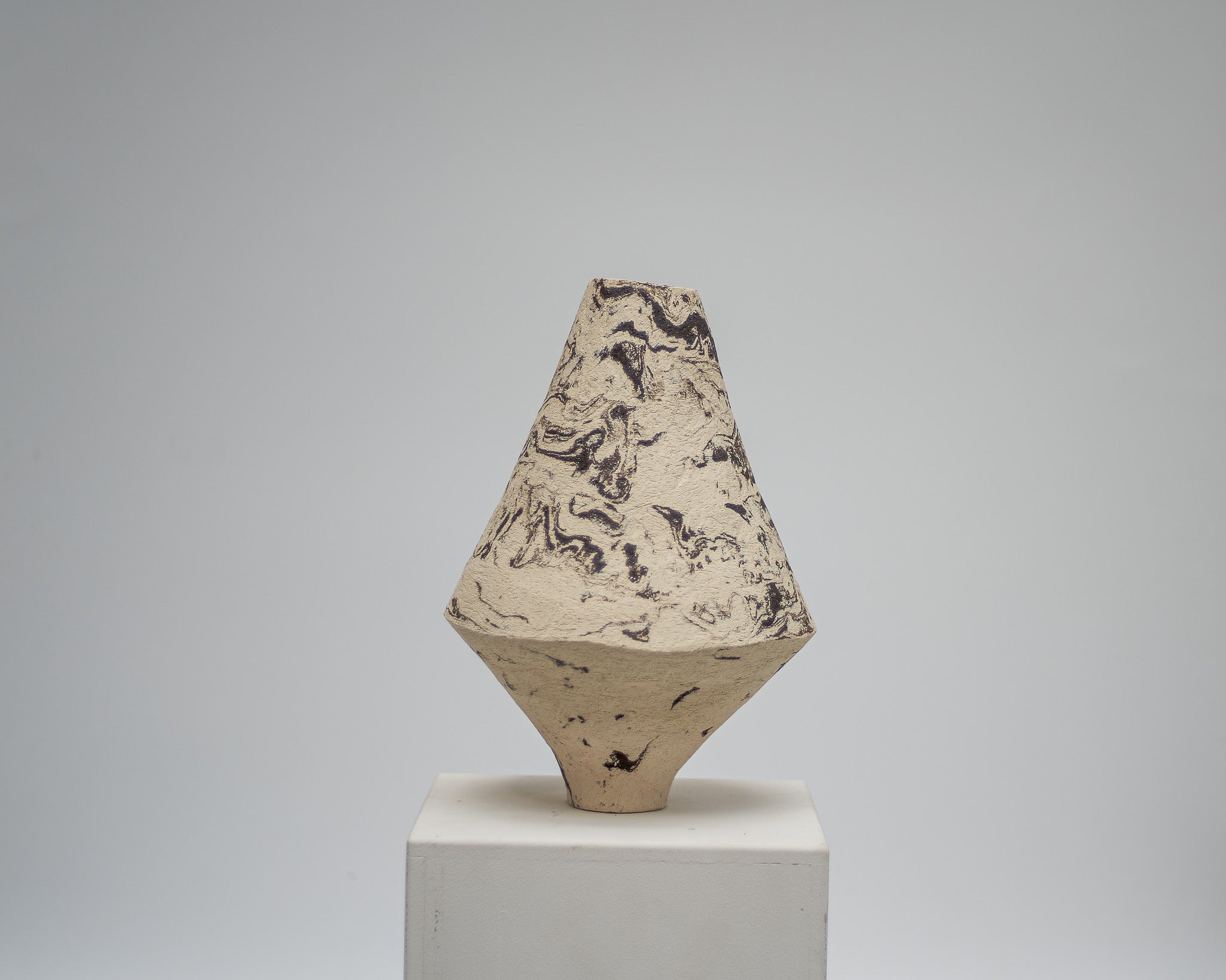 DUOTONE Vase, schwarz & weiß, marmoriert, mit einer Kante, #5