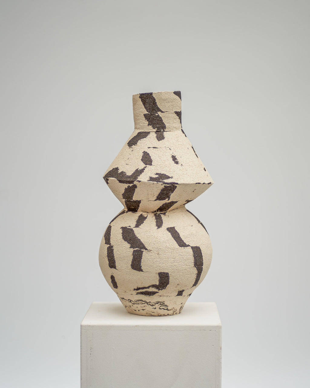 DUOTONE Vase, schwarz & weiß, mit rundem Bodem und geometrischer Form darüber, #9