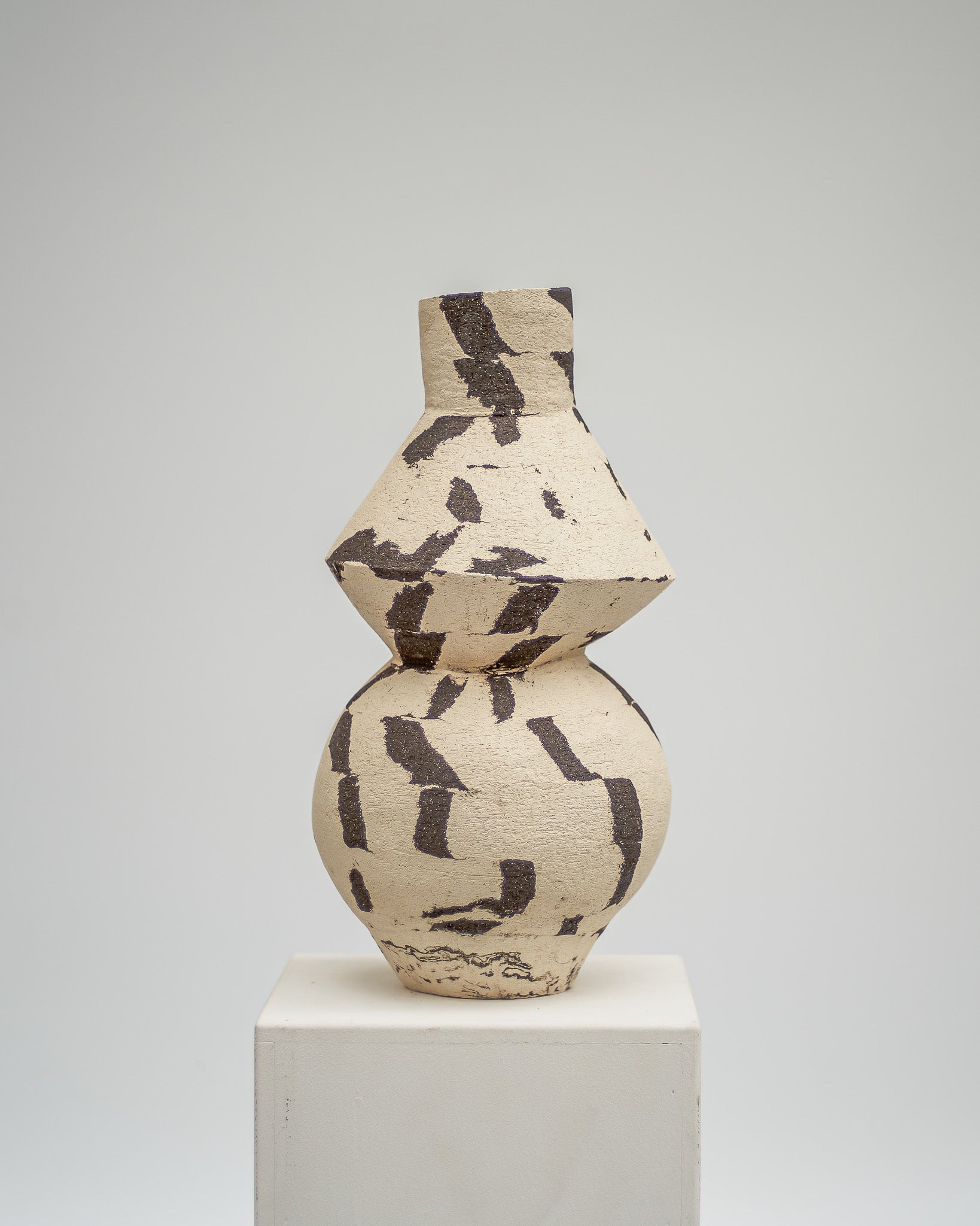 DUOTONE Vase, schwarz & weiß, mit rundem Bodem und geometrischer Form darüber, #9