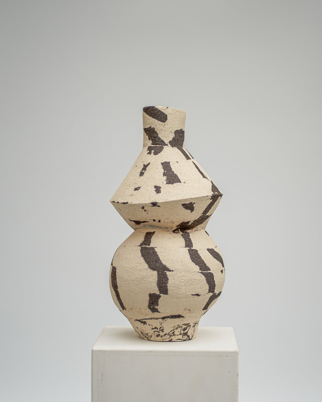 DUOTONE Vase, schwarz & weiß, mit rundem Bodem und geometrischer Form darüber, #9