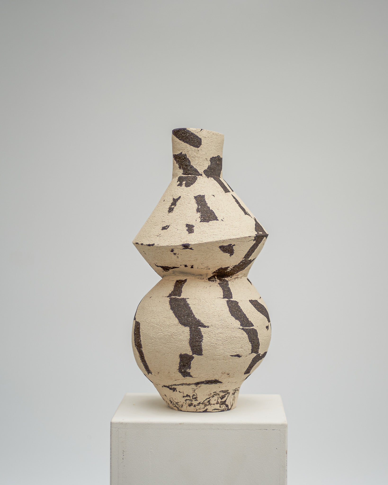 DUOTONE Vase, schwarz & weiß, mit rundem Bodem und geometrischer Form darüber, #9