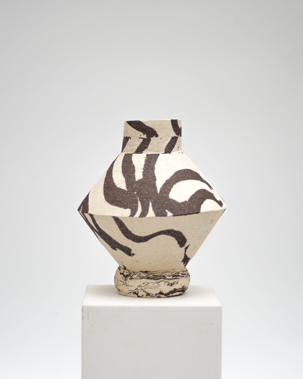 DUOTONE vase b&w mit konischer Form, einer Kante, rundem Fuß und runder Öffnung #6