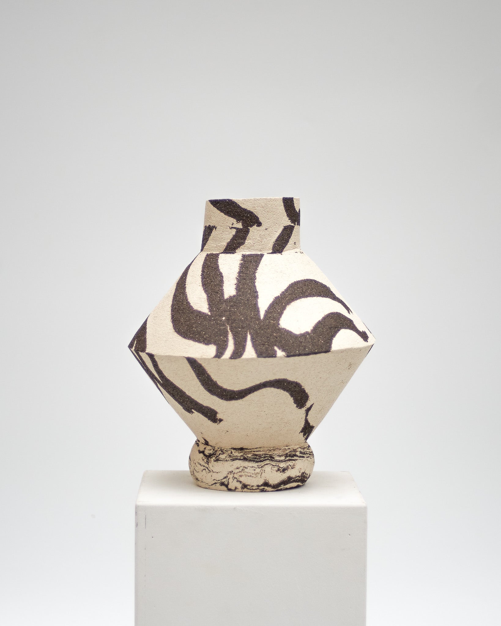 DUOTONE vase b&w mit konischer Form, einer Kante, rundem Fuß und runder Öffnung #6