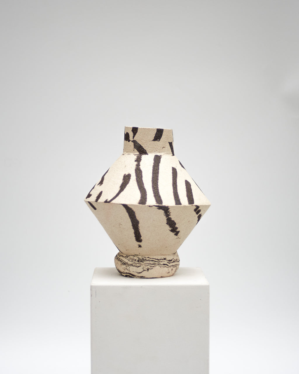 DUOTONE vase b&w mit konischer Form, einer Kante, rundem Fuß und runder Öffnung #6