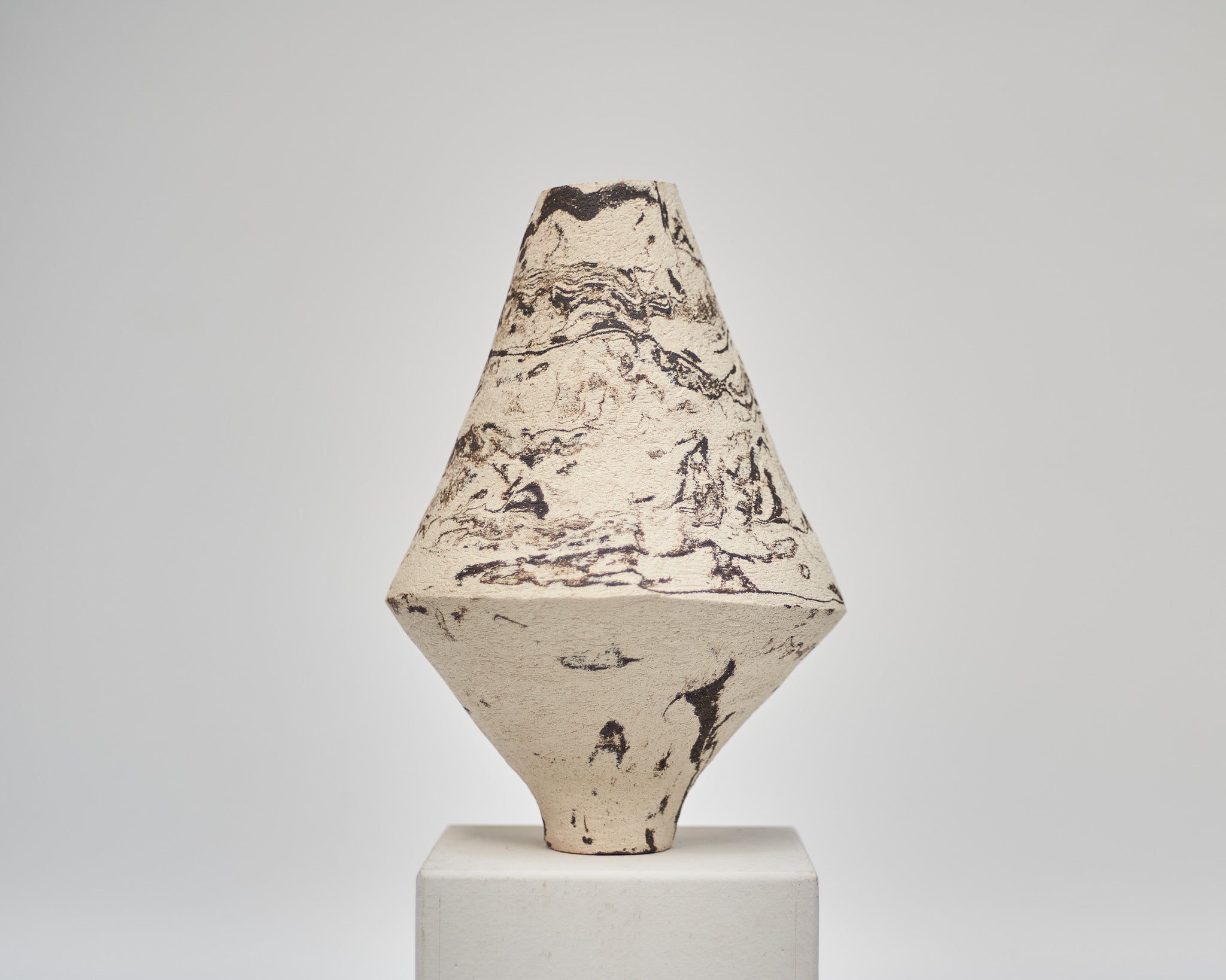 DUOTONE Vase, schwarz & weiß, marmoriert, mit einer Kante, #5