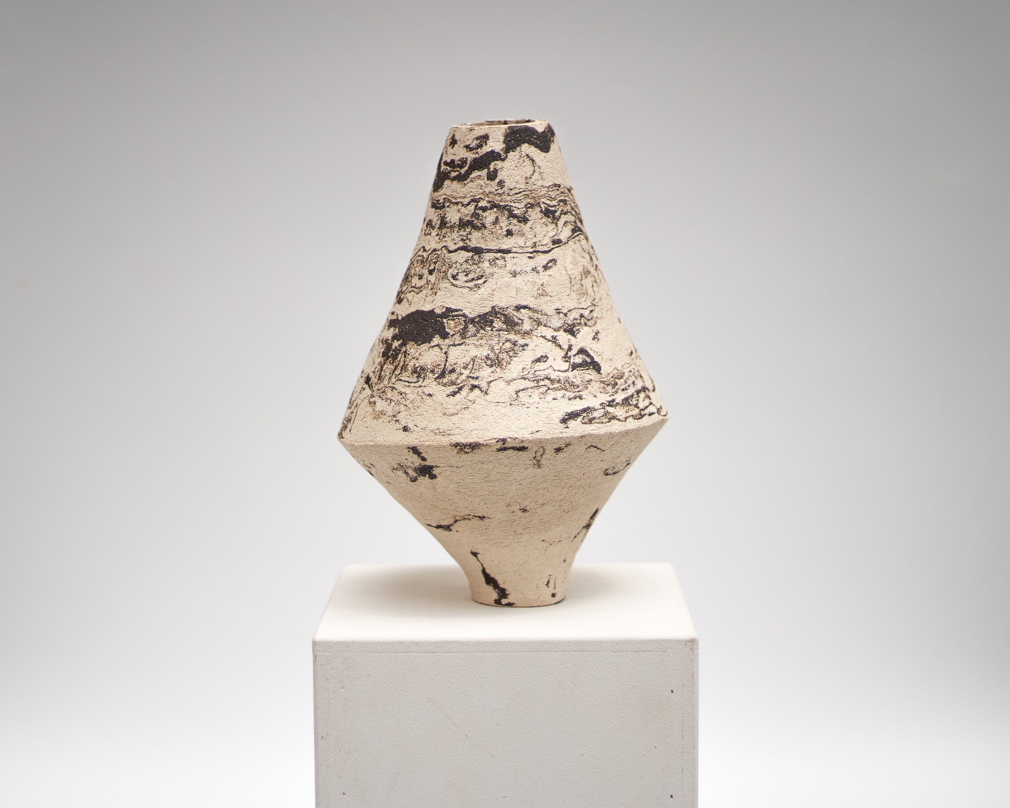 DUOTONE Vase, schwarz & weiß, marmoriert, mit einer Kante, #5