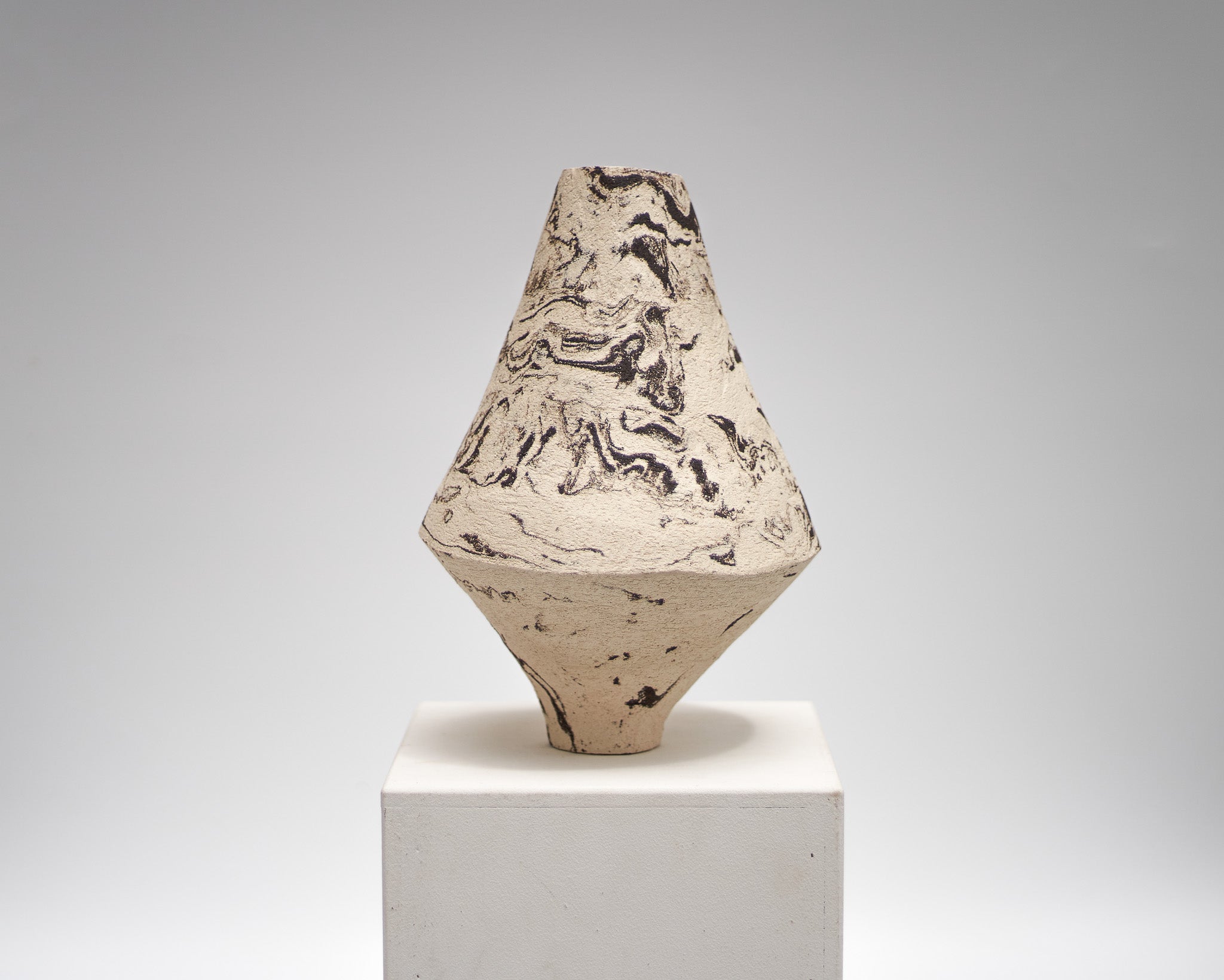 DUOTONE Vase, schwarz & weiß, marmoriert, mit einer Kante, #5