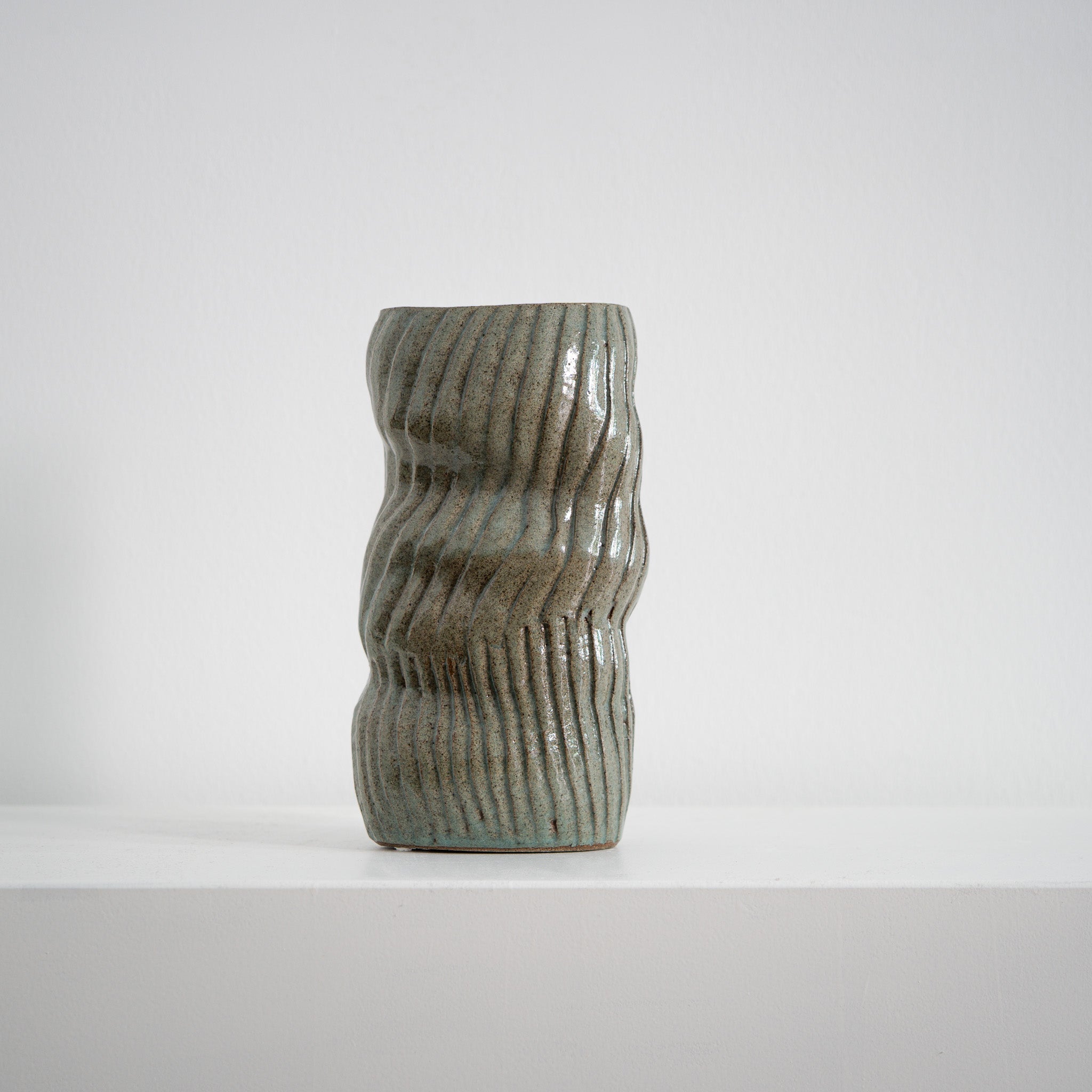 Broken Bar - grüne Keramikvase mit unterbrochenen Wellen, Serie ROUND & ROUND, Atelier von Ehren Berlin