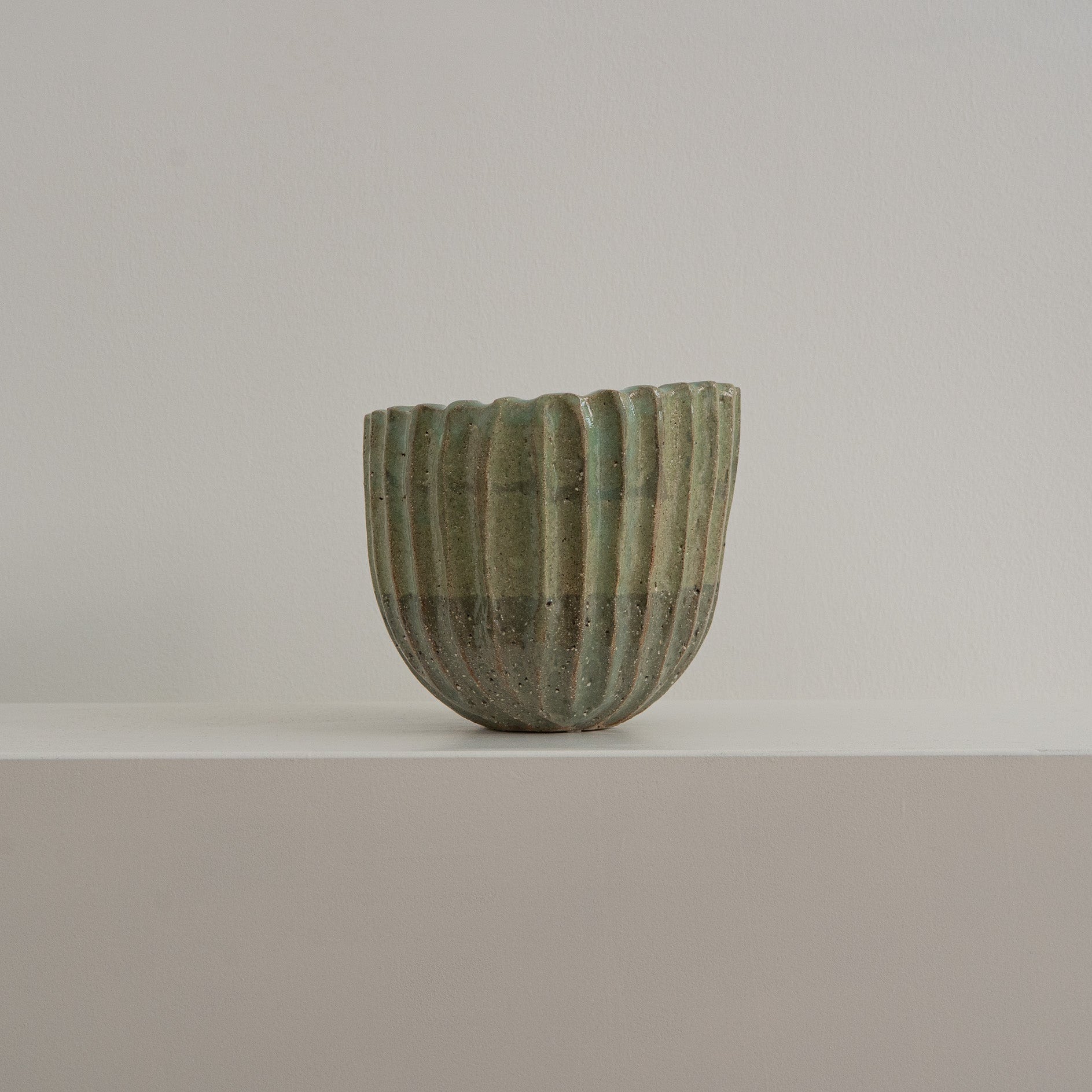Schwere grüne Keramikschale mit Rillenstruktur, 3,8 kg, Atelier von Ehren Berlin