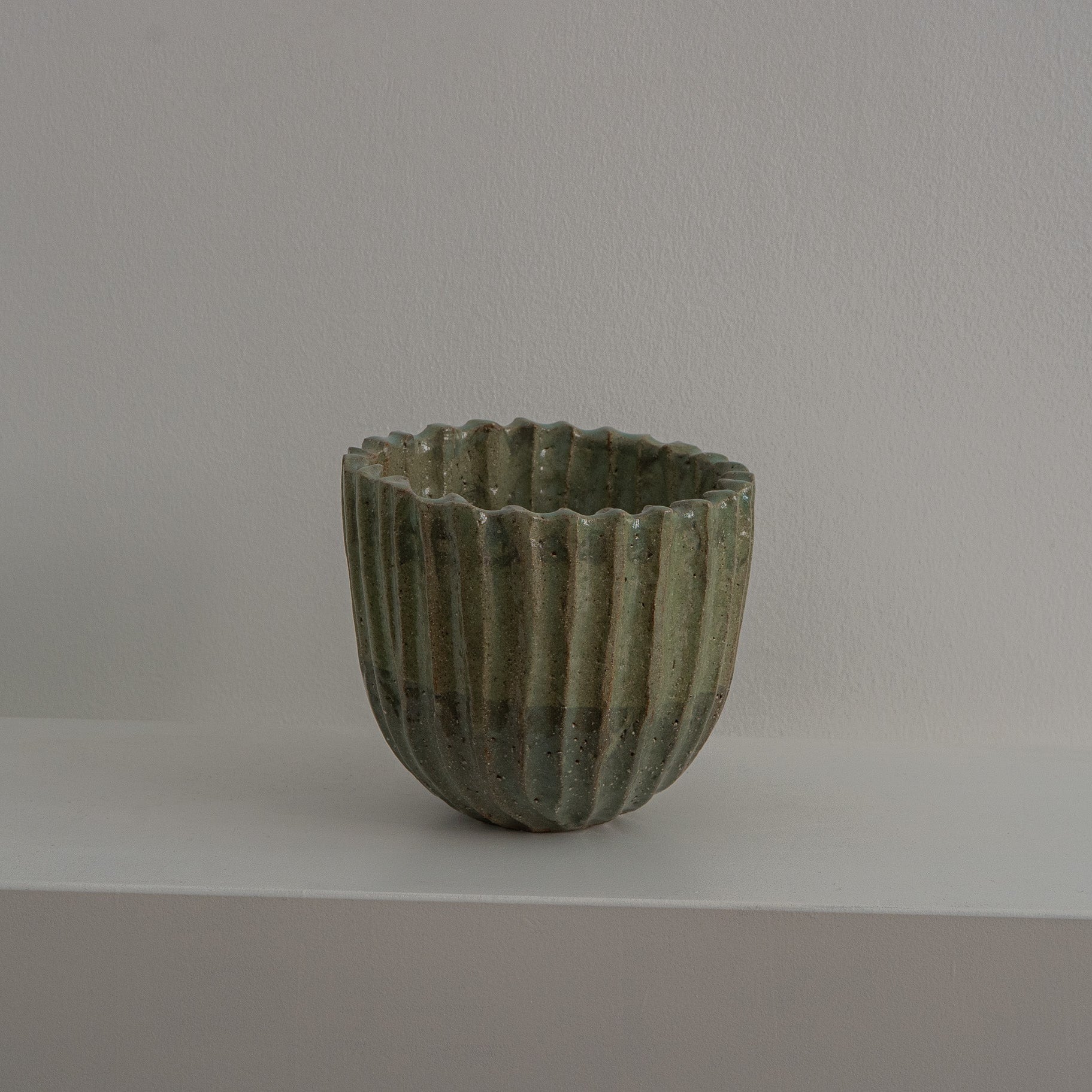 Schwere grüne Keramikschale mit Rillenstruktur, 3,8 kg, Atelier von Ehren Berlin