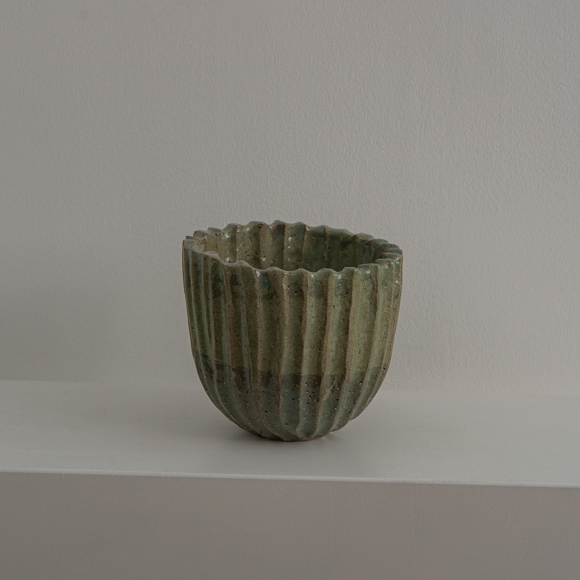 Schwere grüne Keramikschale mit Rillenstruktur, 3,8 kg, Atelier von Ehren Berlin