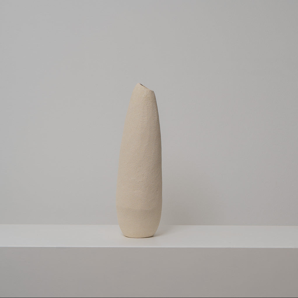 Schlanke Keramikvase beige, Serie SCHATTENFÄNGER, Atelier von Ehren Berlin