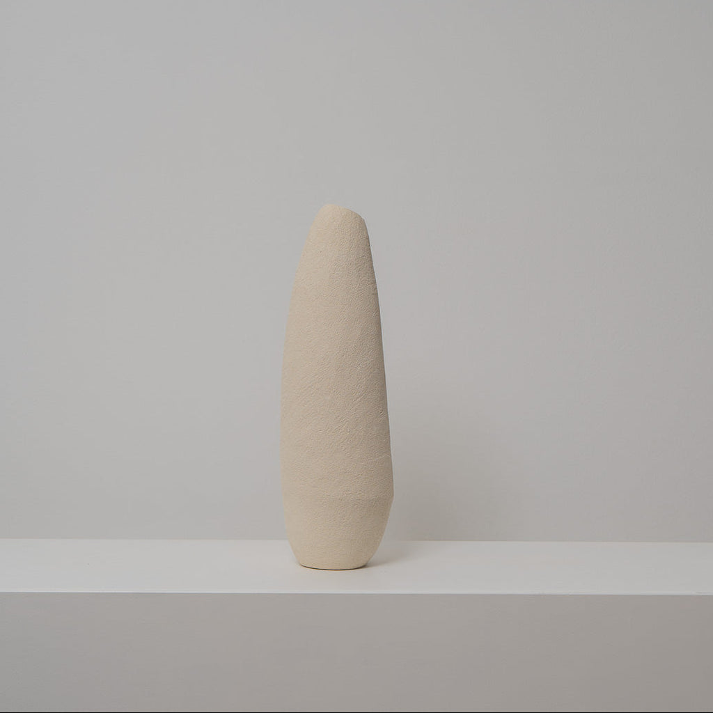 Schlanke Keramikvase beige, Serie SCHATTENFÄNGER, Atelier von Ehren Berlin