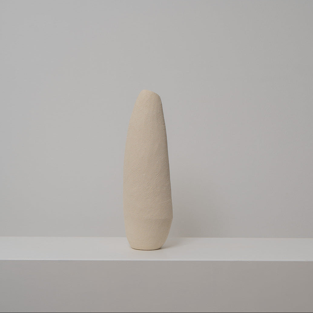 Schlanke Keramikvase beige, Serie SCHATTENFÄNGER, Atelier von Ehren Berlin