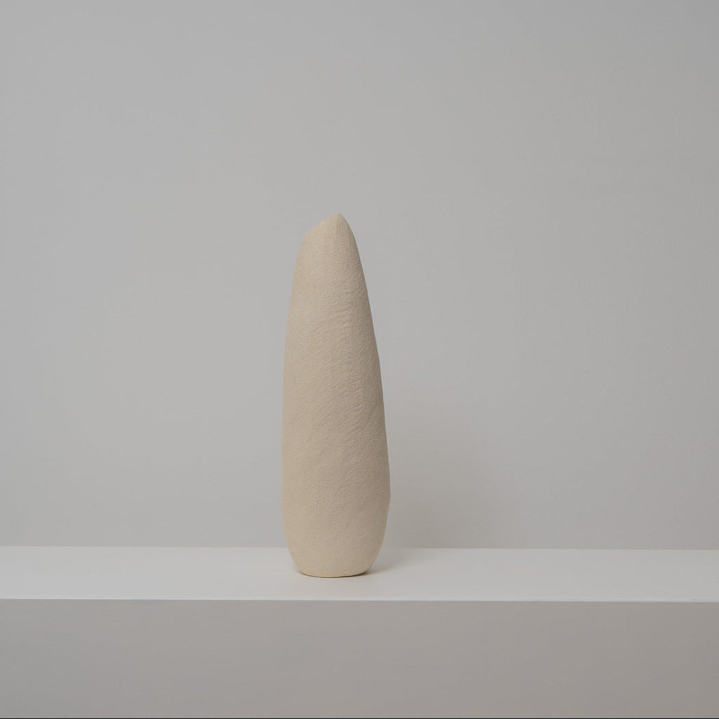 Schlanke Keramikvase beige, Serie SCHATTENFÄNGER, Atelier von Ehren Berlin