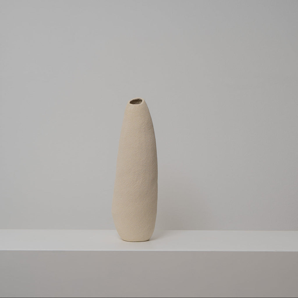 Schlanke Keramikvase beige, Serie SCHATTENFÄNGER, Atelier von Ehren Berlin