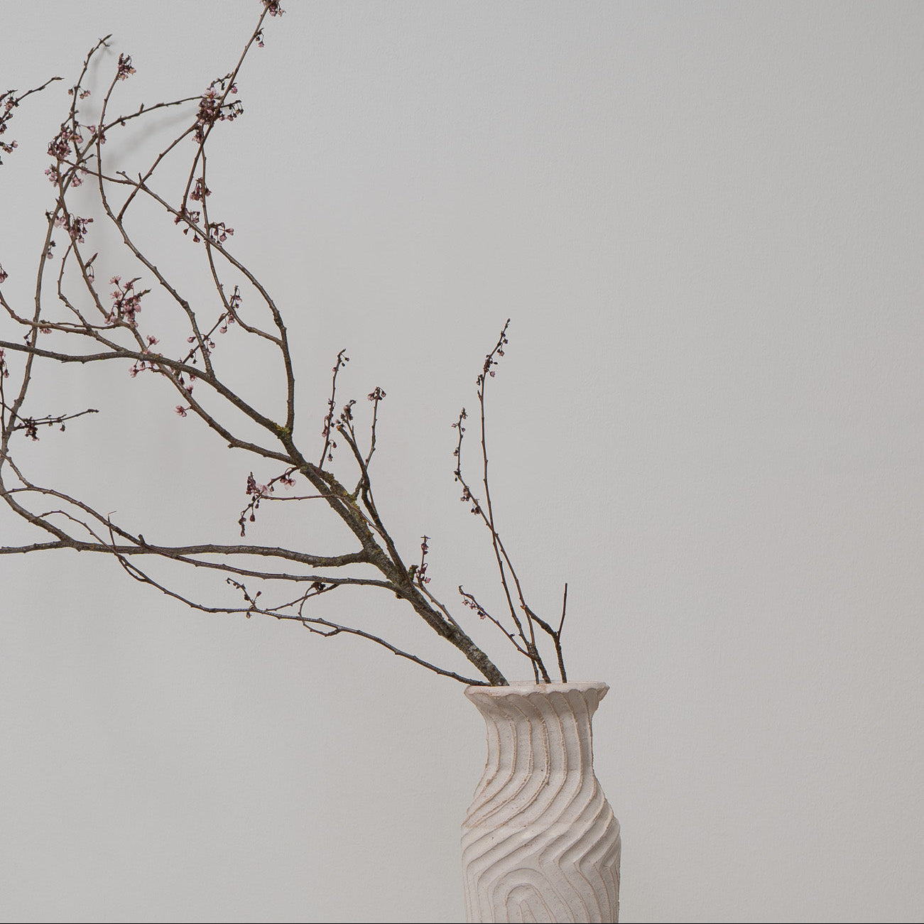 Flache ovale Keramikvase weiß-rosa, Serie ROUND & ROUND, Atelier von Ehren Berlin
