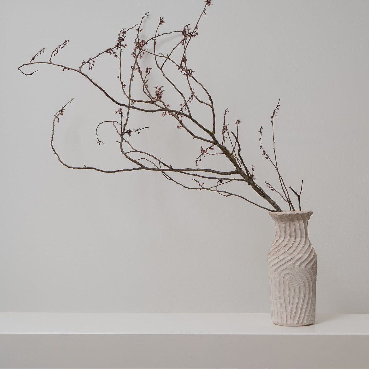 Flache ovale Keramikvase weiß-rosa, Serie ROUND & ROUND, Atelier von Ehren Berlin
