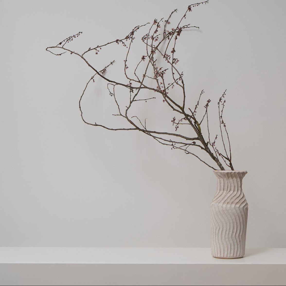 Flache ovale Keramikvase weiß-rosa, Serie ROUND & ROUND, Atelier von Ehren Berlin