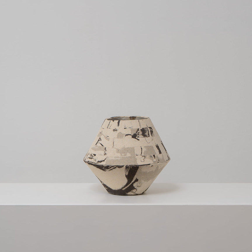 DUOTONE - konische Keramikvase mit aufgelöstem Muster in drei Farben, Atelier von Ehren Berlin