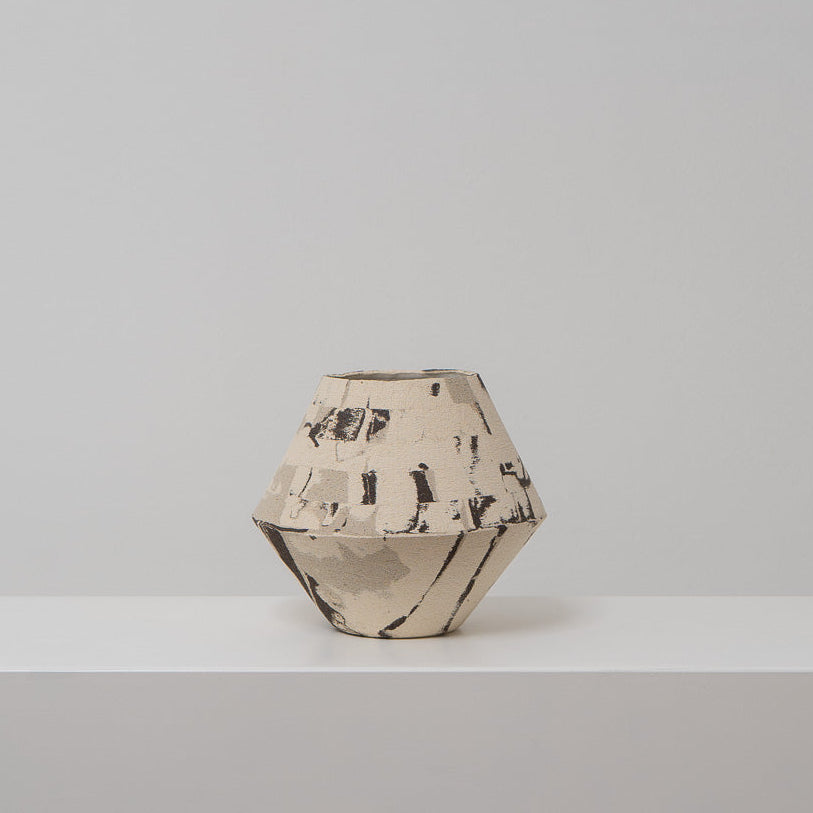 DUOTONE - konische Keramikvase mit aufgelöstem Muster in drei Farben, Atelier von Ehren Berlin