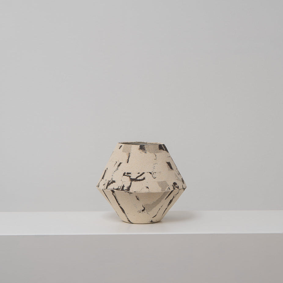 DUOTONE - konische Keramikvase mit aufgelöstem Muster in drei Farben, Atelier von Ehren Berlin