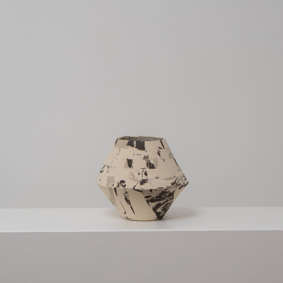 DUOTONE - konische Keramikvase mit aufgelöstem Muster in drei Farben, Atelier von Ehren Berlin