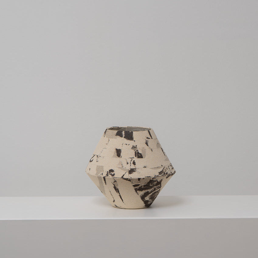 DUOTONE - konische Keramikvase mit aufgelöstem Muster in drei Farben, Atelier von Ehren Berlin