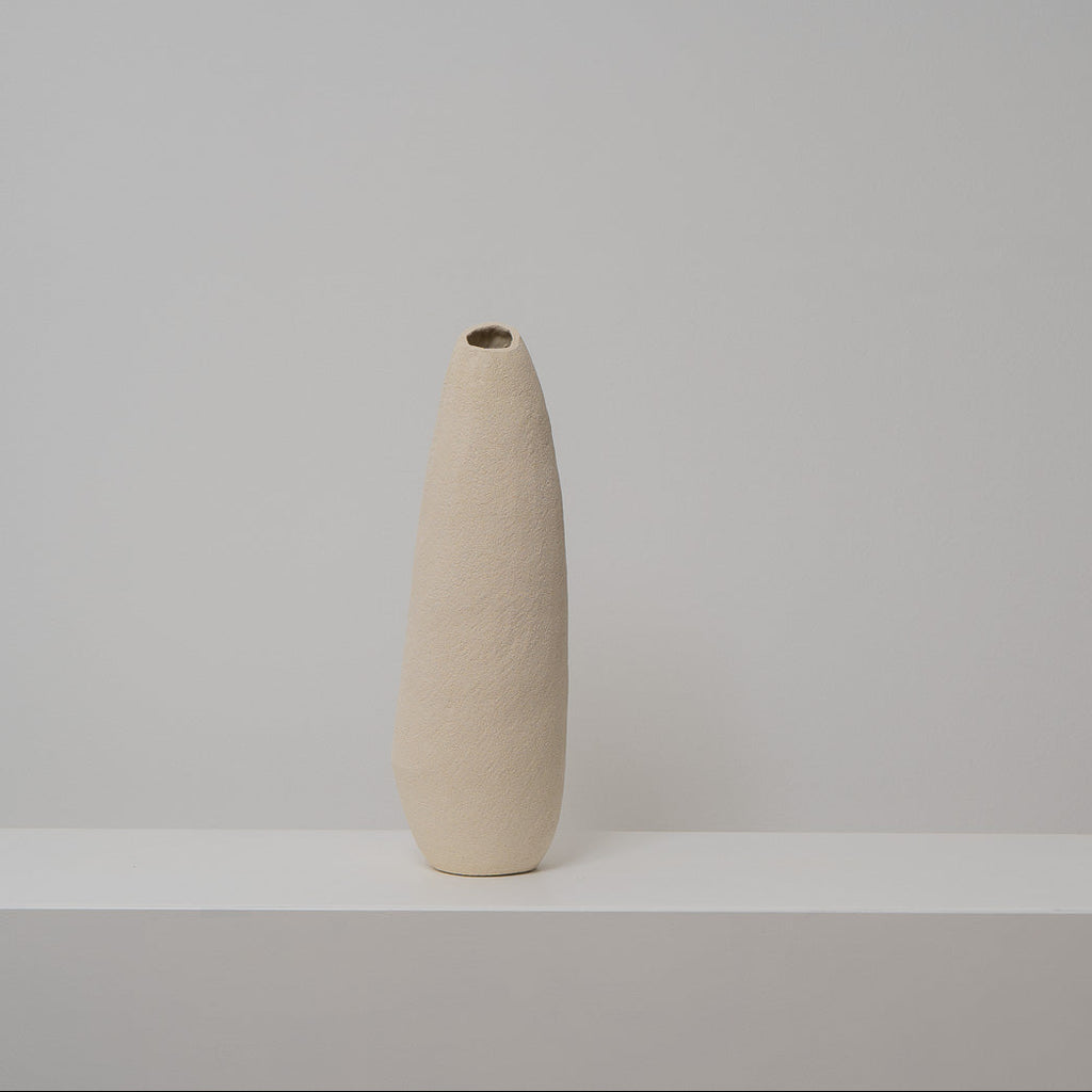 Schlanke Keramikvase beige, Serie SCHATTENFÄNGER, Atelier von Ehren Berlin