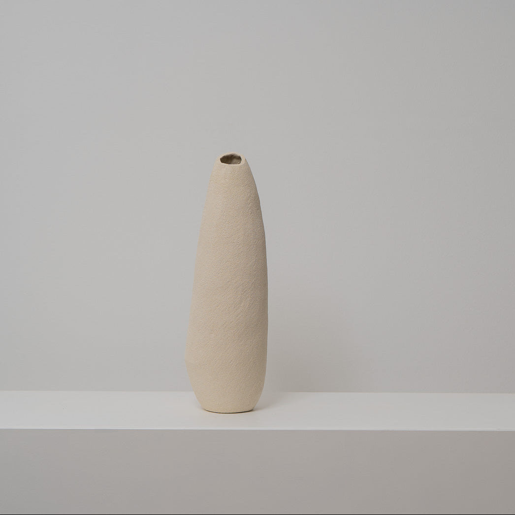 Schlanke Keramikvase beige, Serie SCHATTENFÄNGER, Atelier von Ehren Berlin