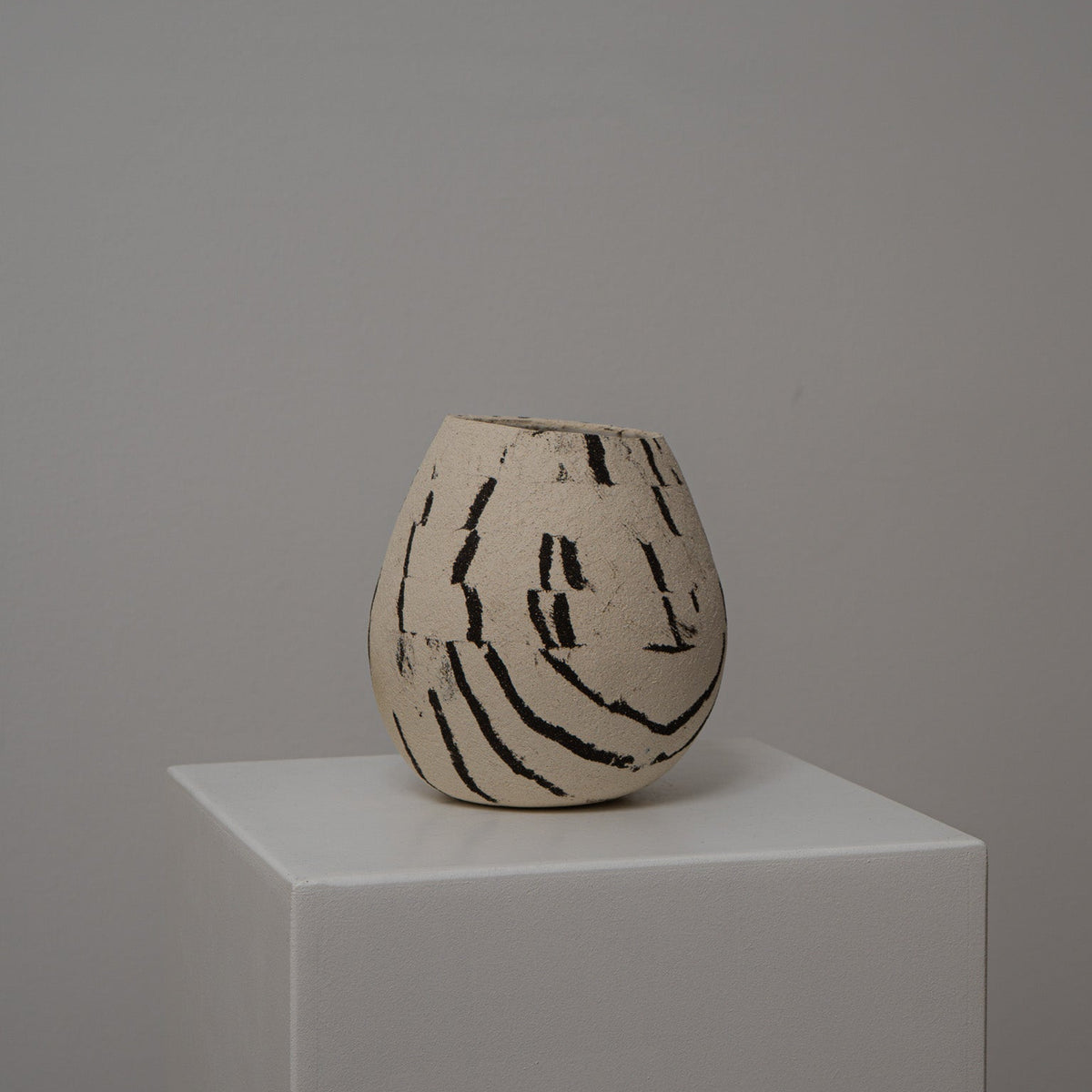 Atelier von Ehren-Duotone- schwarz weiß Vase- handmade in Berlin