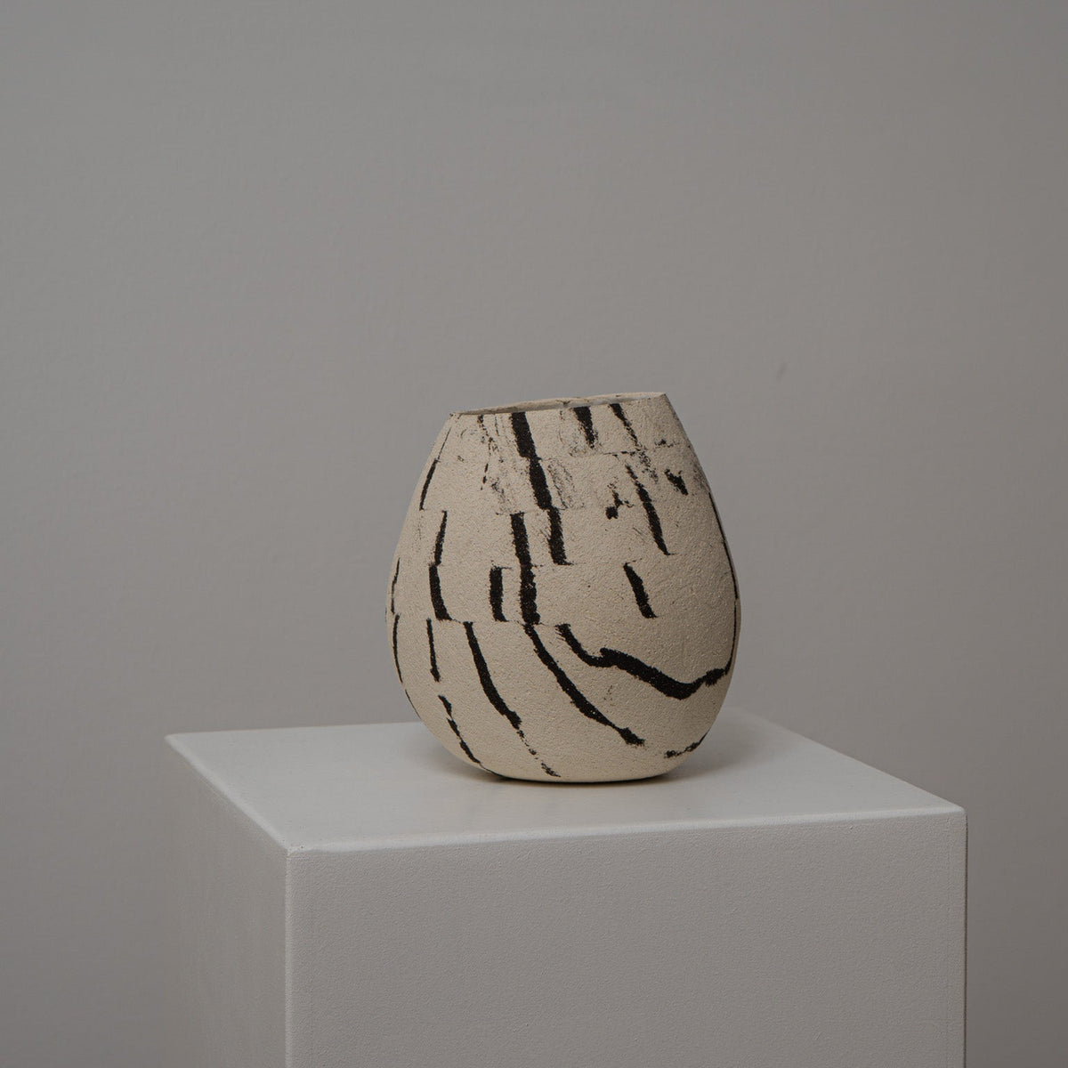 Atelier von Ehren-Duotone- schwarz weiß Vase- handmade in Berlin
