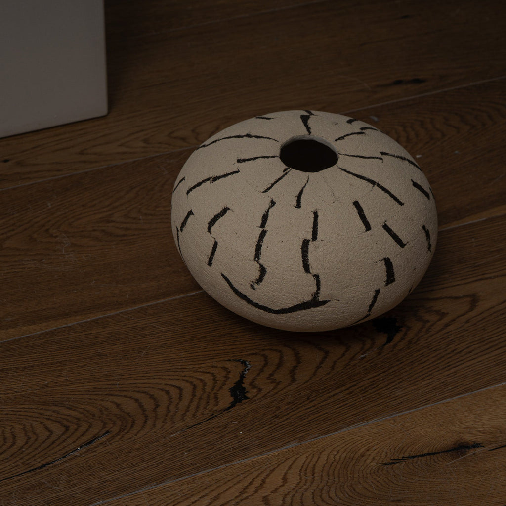 Atelier von Ehren-Vase schwarz weiß rund flach 