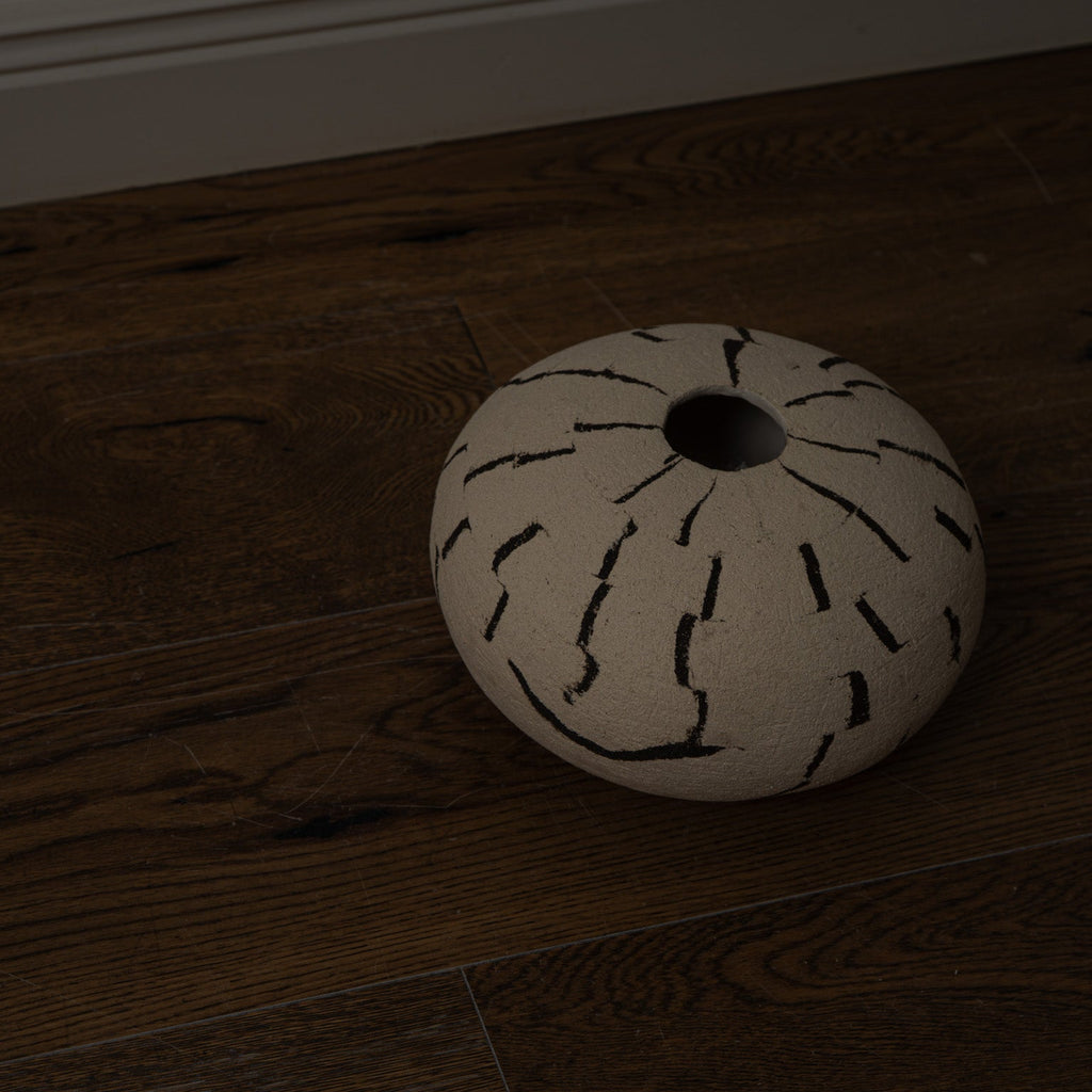 Atelier von Ehren-Vase schwarz weiß rund flach 