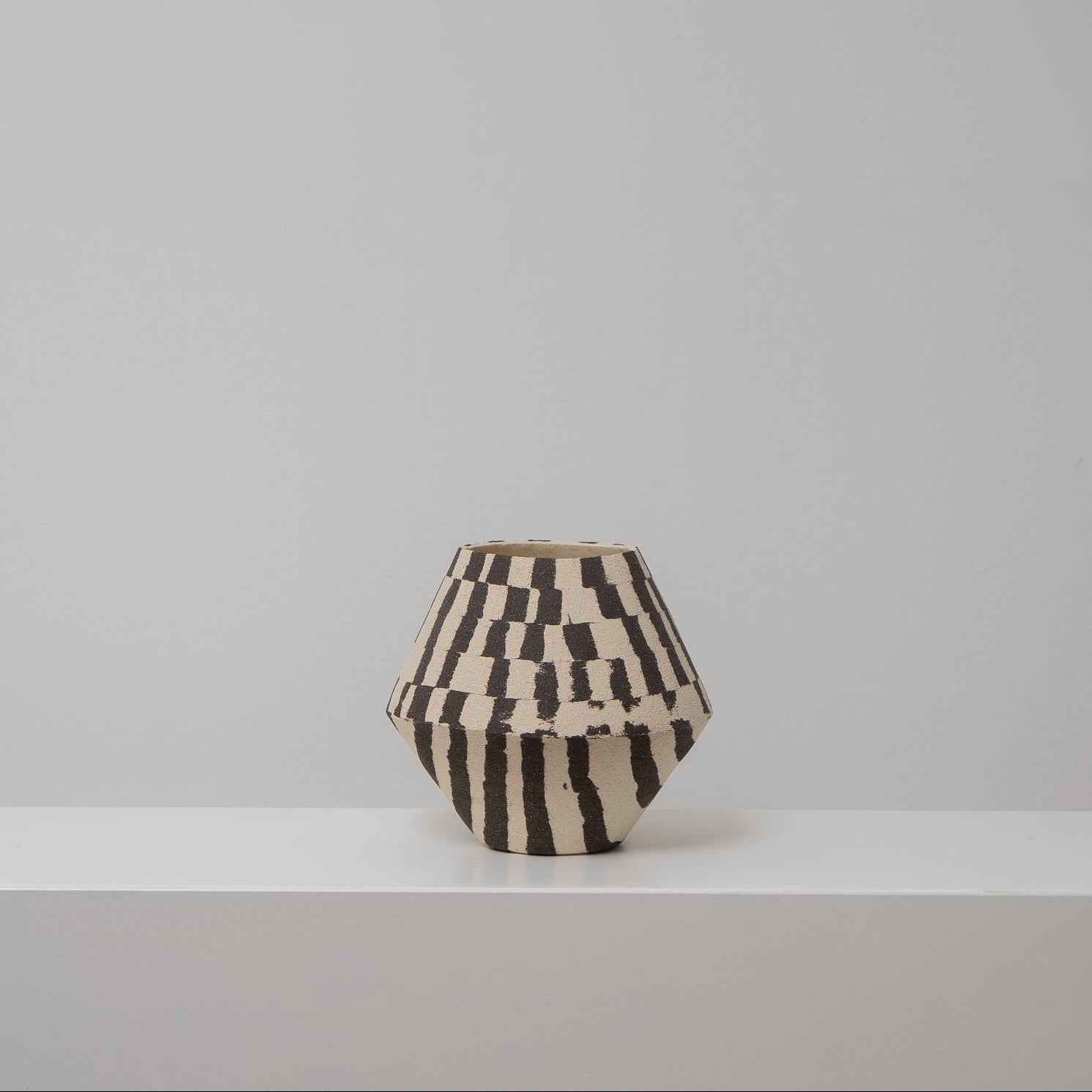 DUOTONE - Keramikvase schwarz-weiß mit Kante und grafischem Muster, Atelier von Ehren Berlin