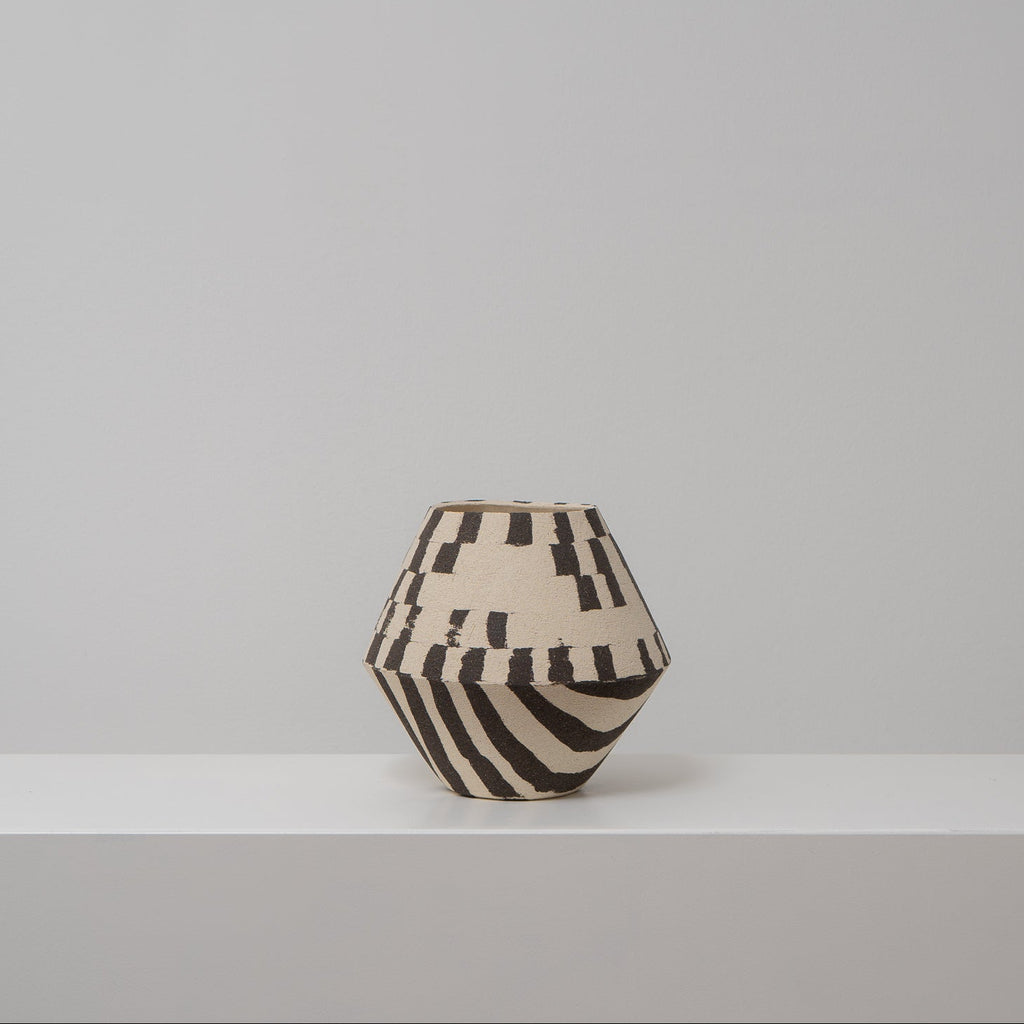 DUOTONE - Keramikvase schwarz-weiß mit Kante und grafischem Muster, Atelier von Ehren Berlin