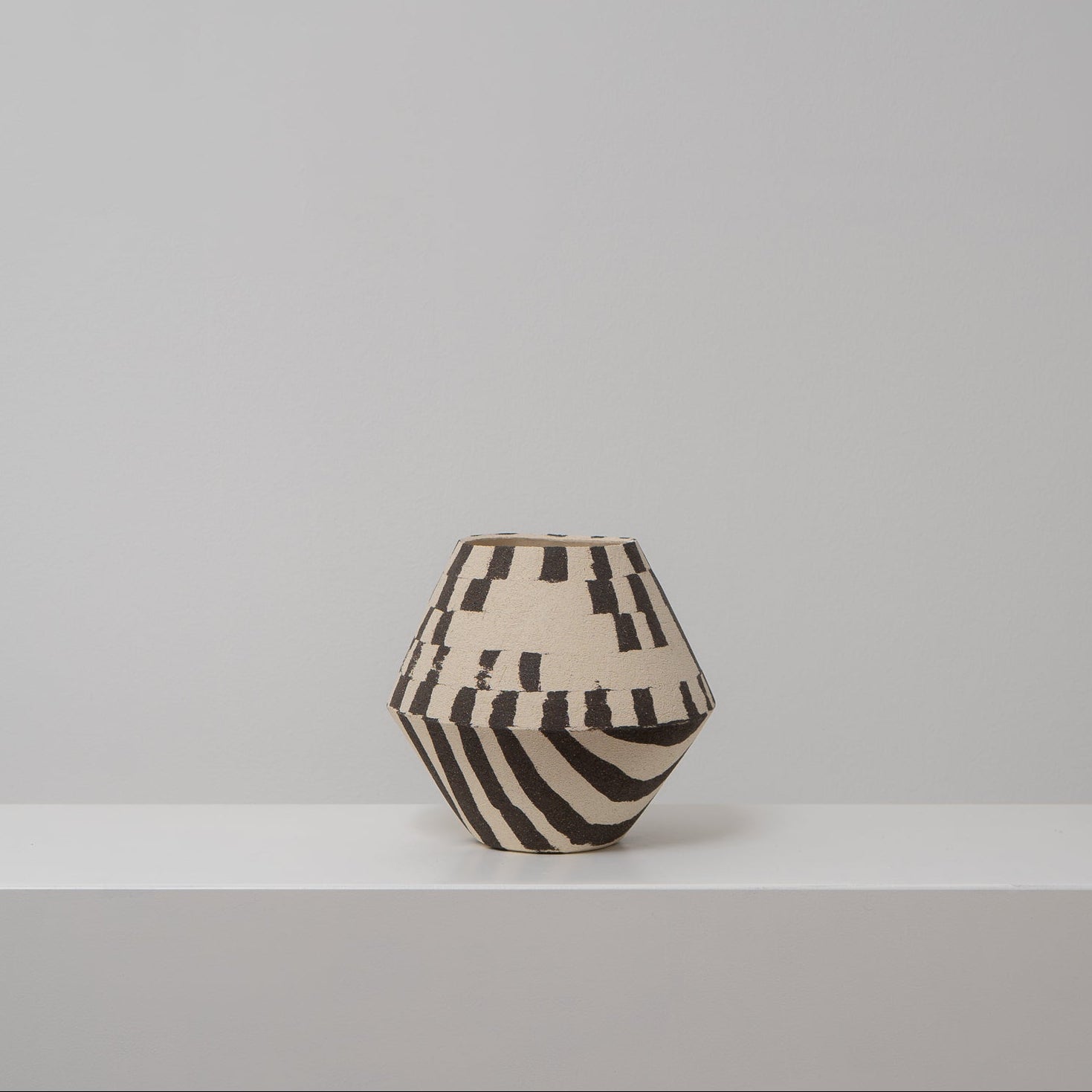 DUOTONE - Keramikvase schwarz-weiß mit Kante und grafischem Muster, Atelier von Ehren Berlin