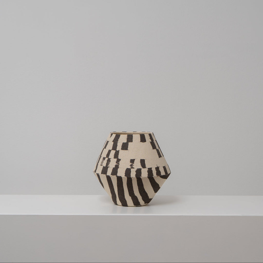 DUOTONE - Keramikvase schwarz-weiß mit Kante und grafischem Muster, Atelier von Ehren Berlin