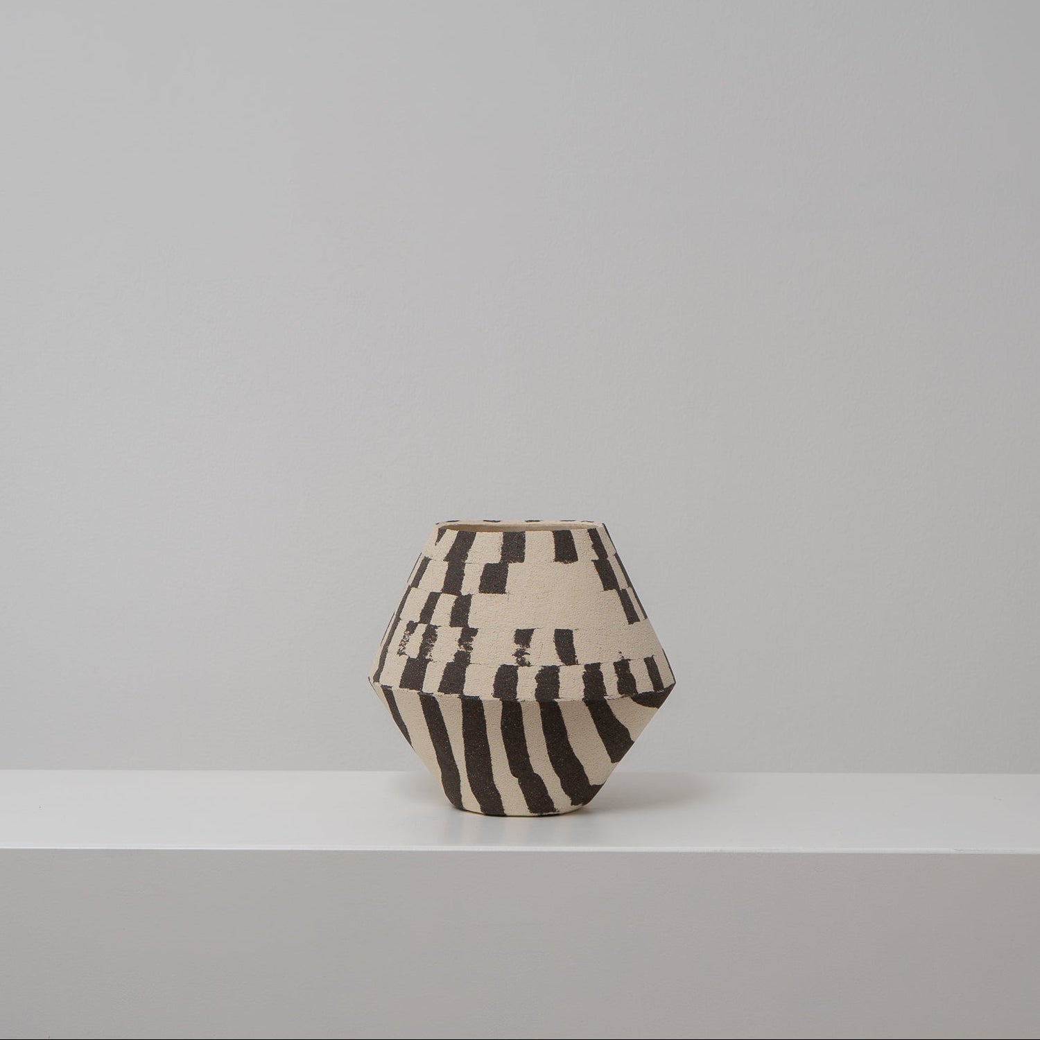 DUOTONE - Keramikvase schwarz-weiß mit Kante und grafischem Muster, Atelier von Ehren Berlin
