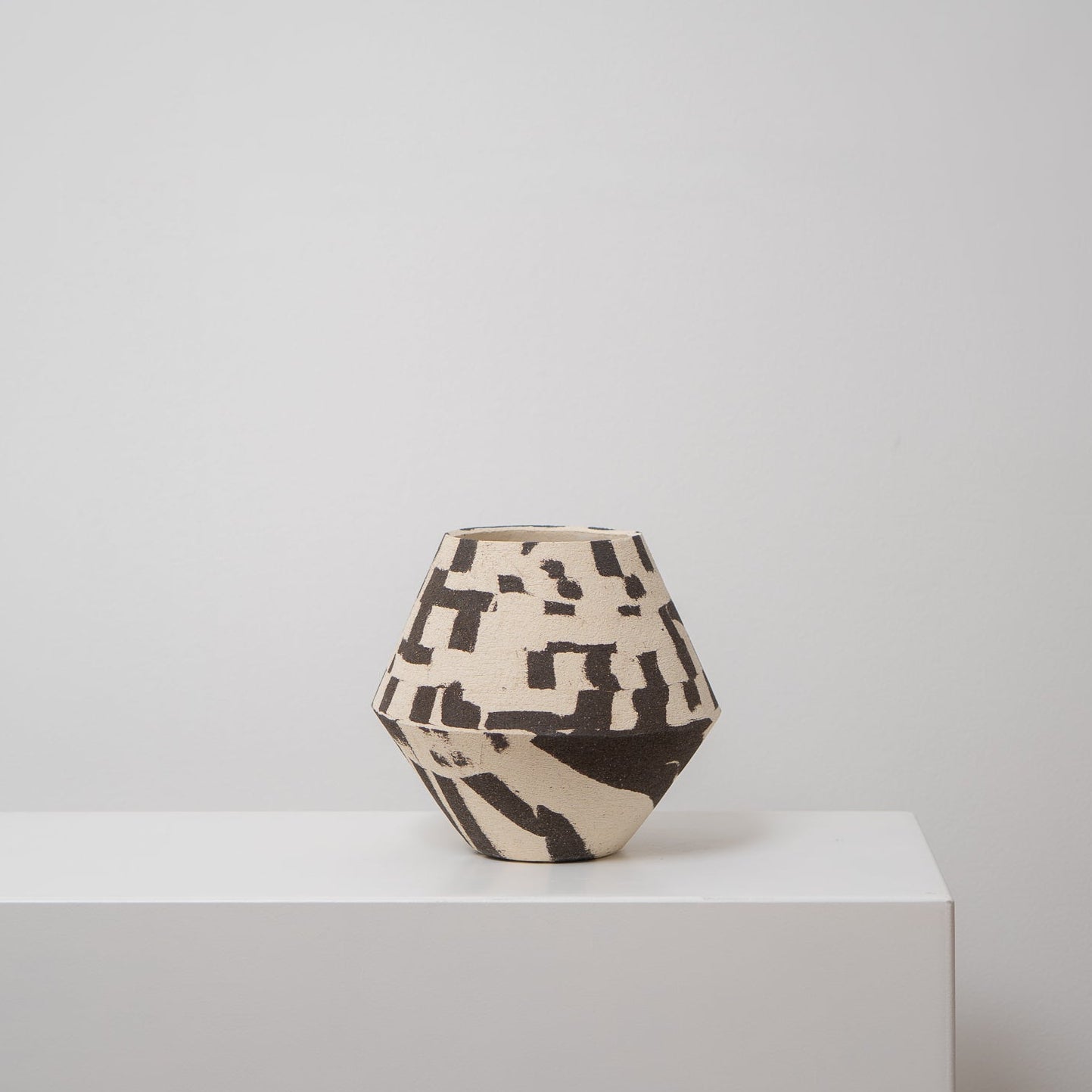 DUOTONE - Keramikvase schwarz-weiß mit Kante und aufgelöstem Muster, Atelier von Ehren Berlin