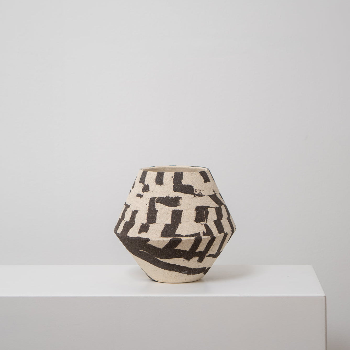 DUOTONE - Keramikvase schwarz-weiß mit Kante und aufgelöstem Muster, Atelier von Ehren Berlin