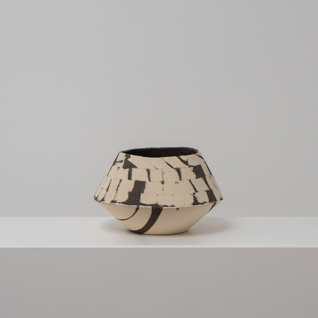 DUOTONE - Keramikvase innen schwarz, außen Striche und Flächen, Atelier von Ehren Berlin