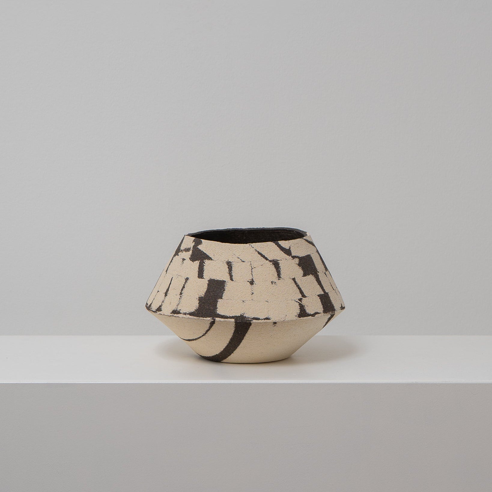DUOTONE - Keramikvase innen schwarz, außen Striche und Flächen, Atelier von Ehren Berlin
