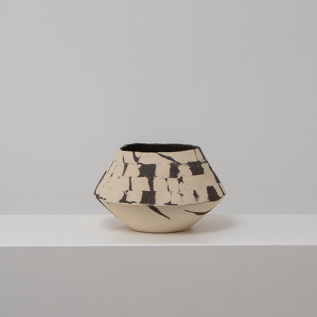 DUOTONE - Keramikvase innen schwarz, außen Striche und Flächen, Atelier von Ehren Berlin