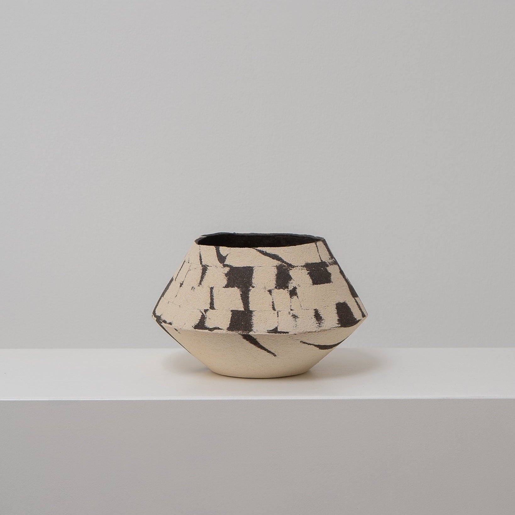 DUOTONE - Keramikvase innen schwarz, außen Striche und Flächen, Atelier von Ehren Berlin