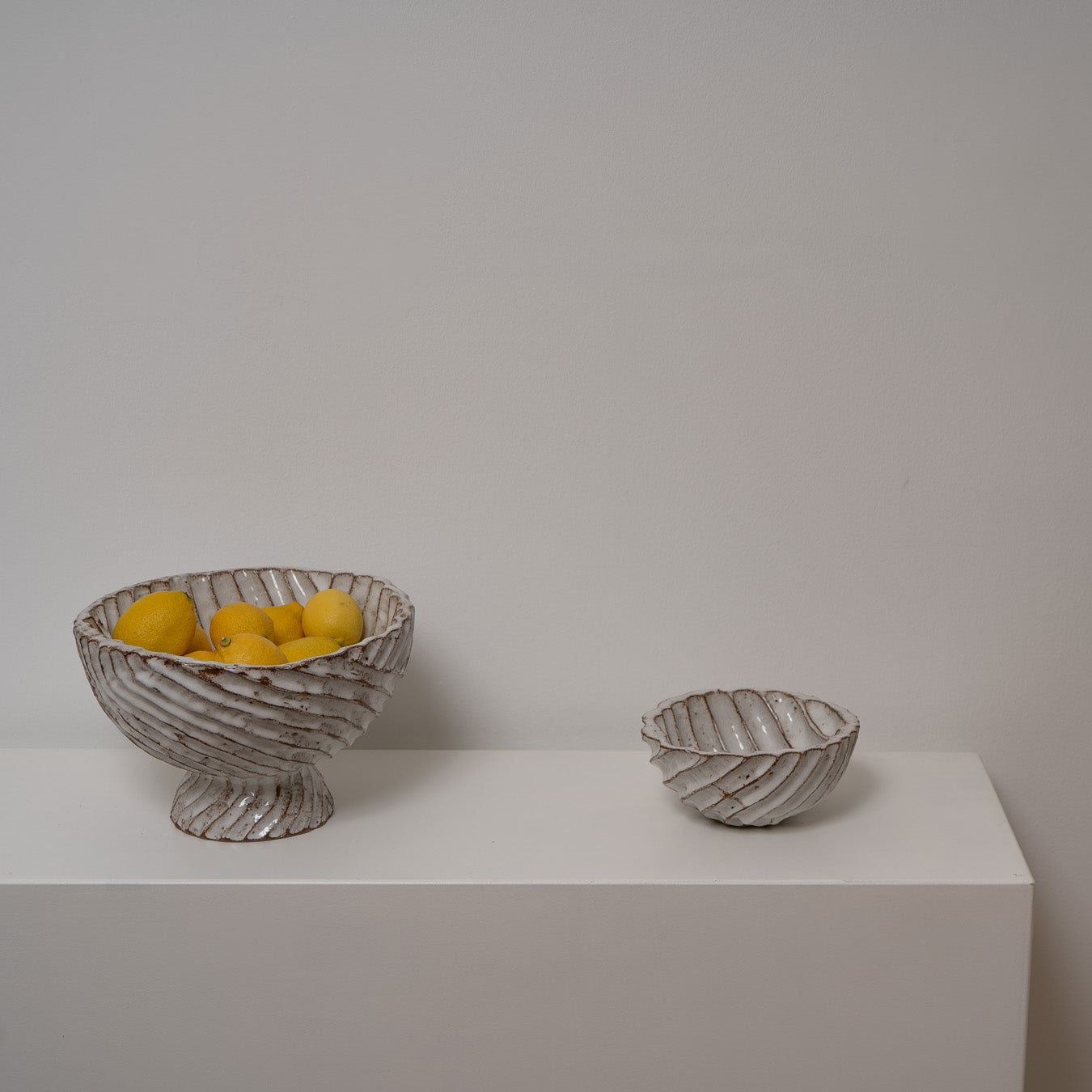 Schwere große runde Schüssel mit Struktur - erhöht Atelier von Ehren