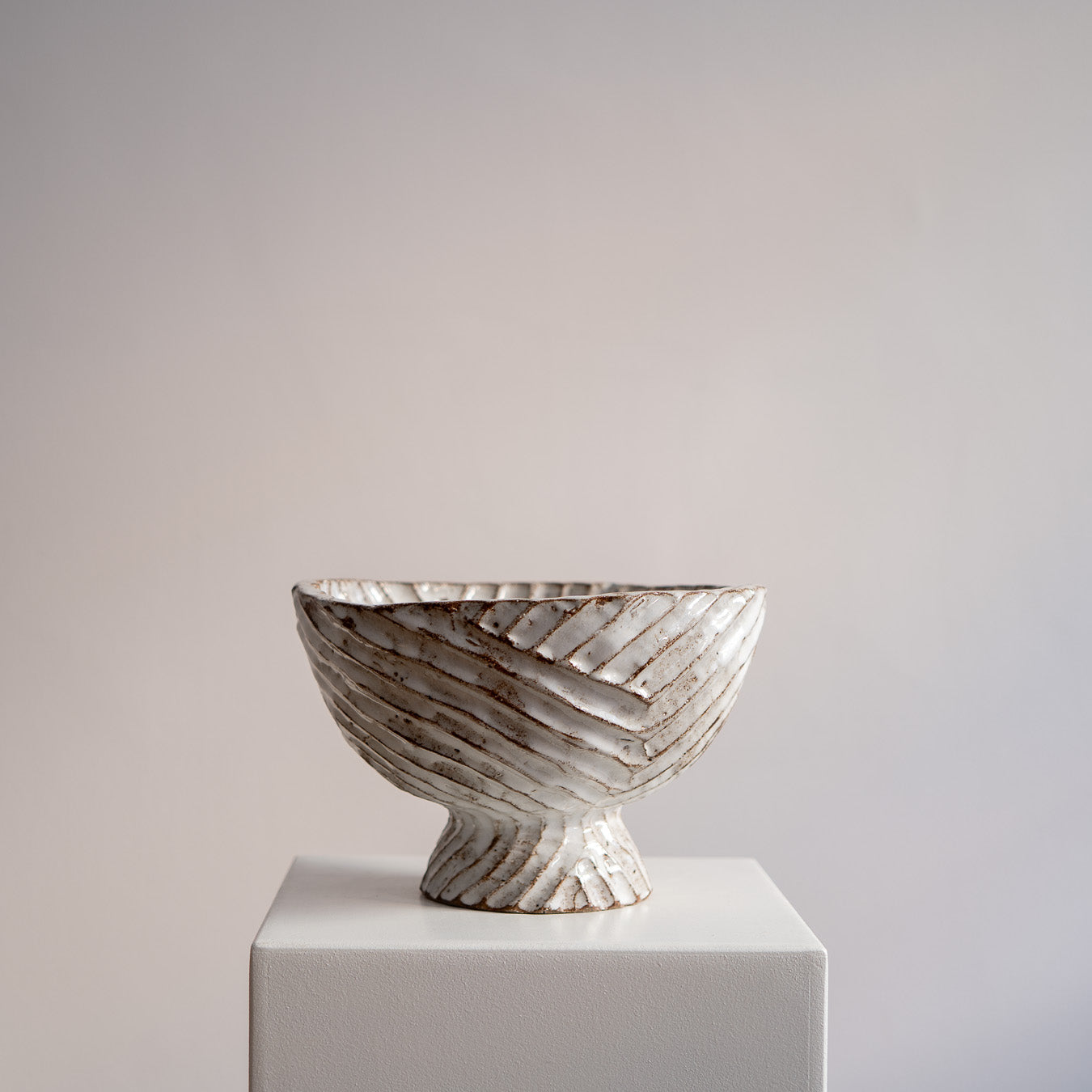 Schwere große runde Schüssel mit Struktur - erhöht Atelier von Ehren