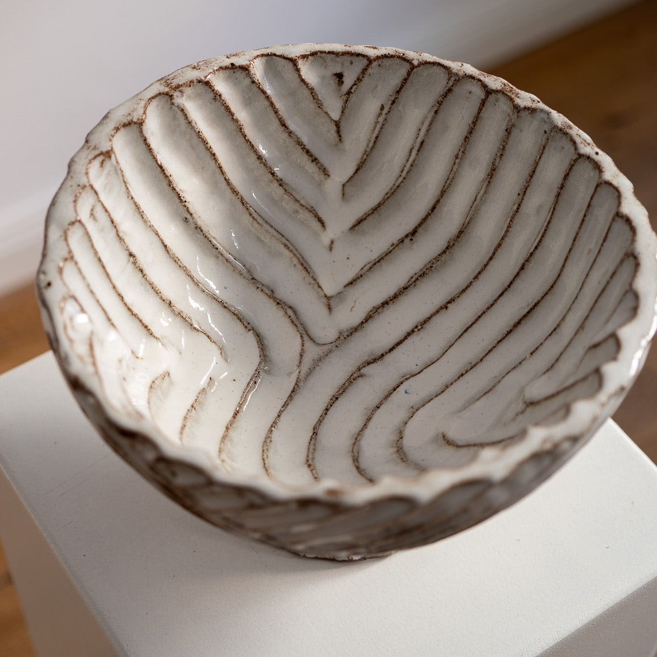 Schwere große runde Schüssel mit Struktur - erhöht Atelier von Ehren